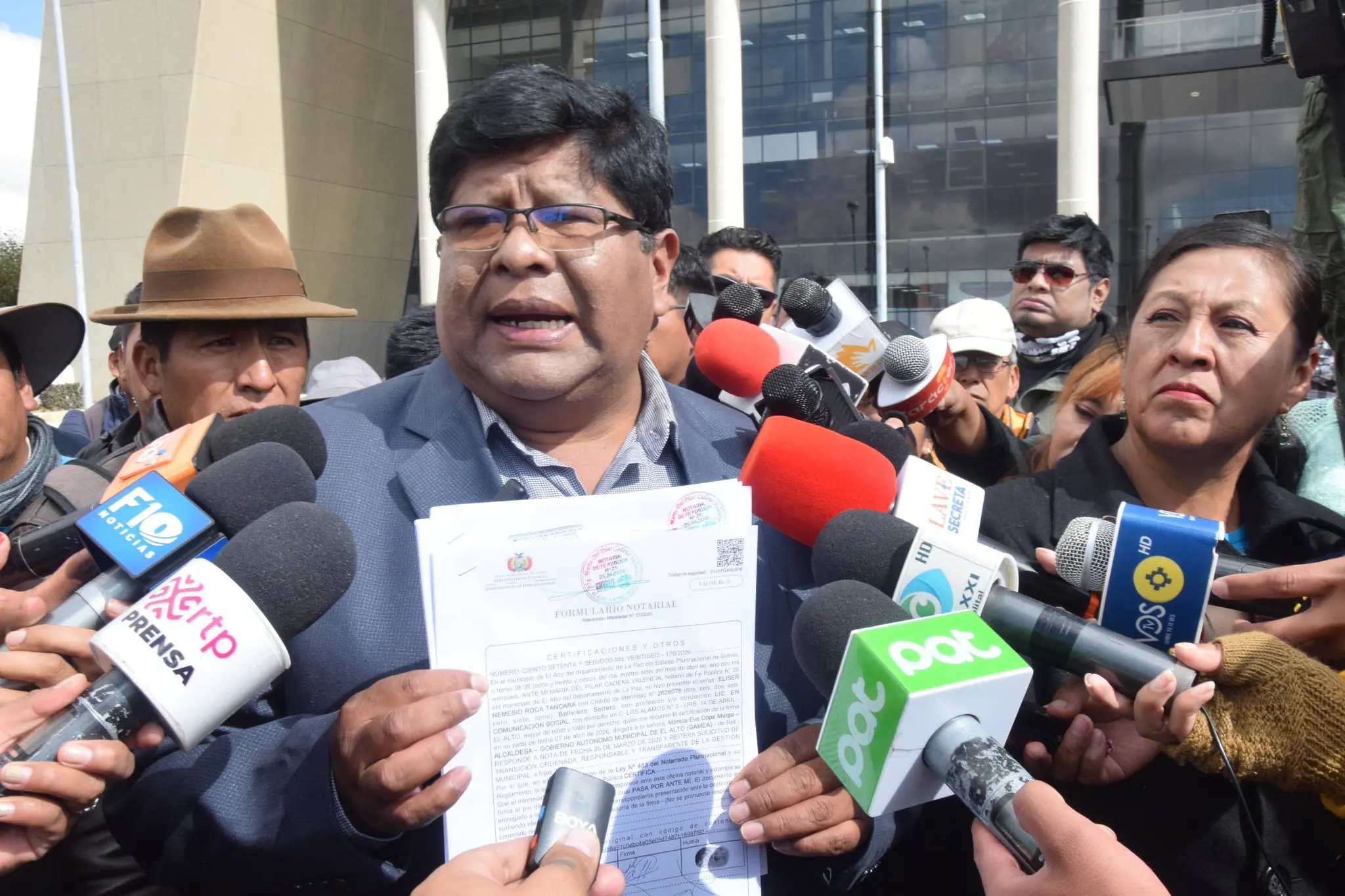 El alcalde electo de El Alto, Eliser Roca, dejó este martes una carta notariada en el Jach'a Uta. FOTO: Eliser Roca