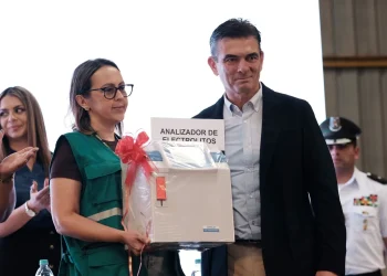Paz entrega equipo de laboratorio en Santa Cruz y sugiere una reforma en salud