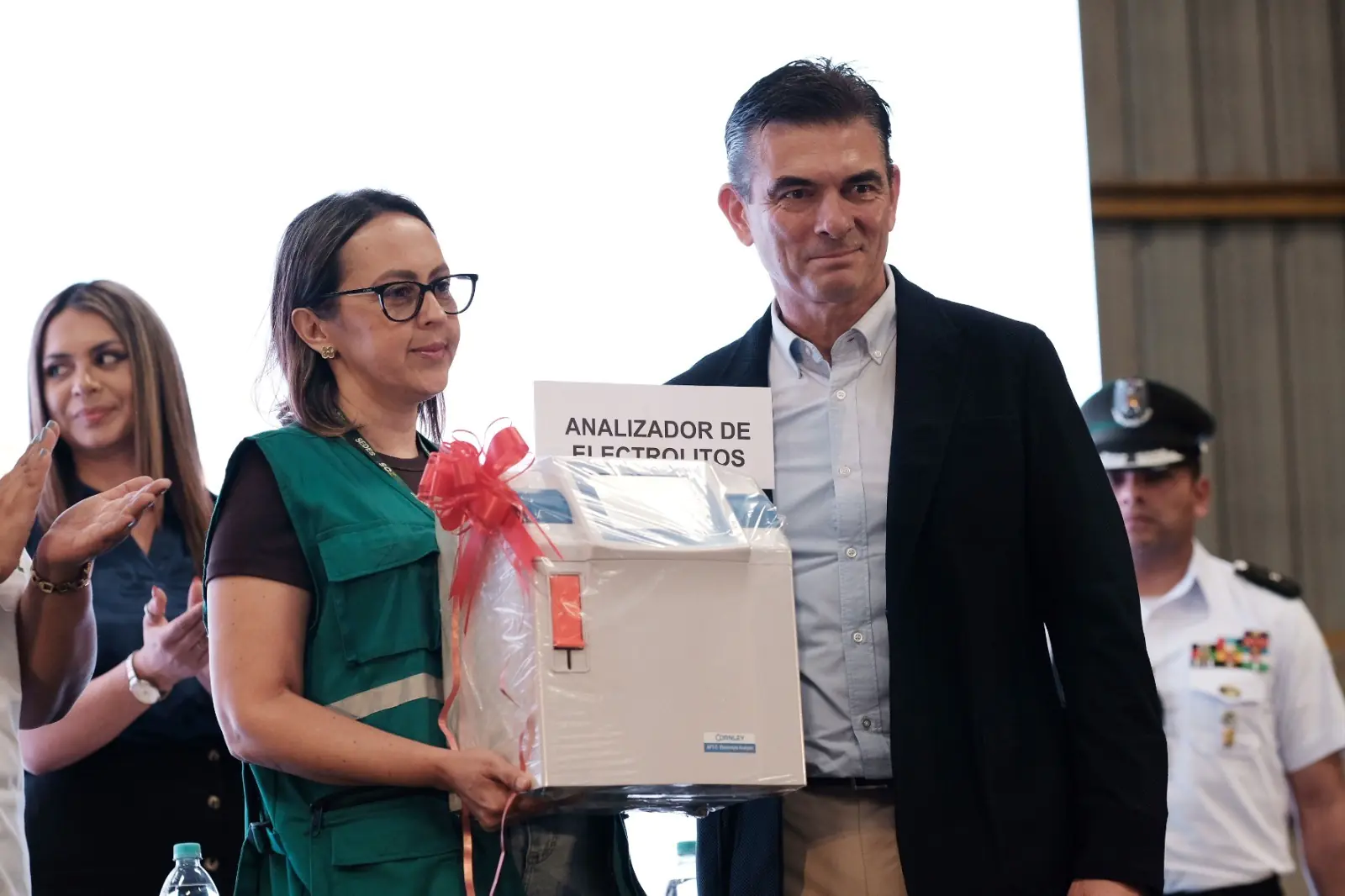 Paz entrega equipo de laboratorio en Santa Cruz y sugiere una reforma en salud