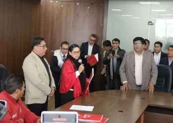 La alcaldesa de El Alto, Eva Copa, y el alcalde electo, Eliser Roca, comenzaron el proceso de transición municipal. FOTO: GAMEA