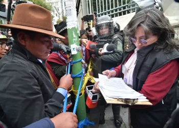 Yahuasi y organizaciones entregan documento al TSE para exigir el balotaje en La Paz