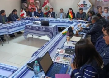Reuinión entre autoridades de Salud de Bolivia y Perú. Foto: Los Andes