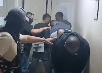 Juez dicta detención preventiva para 11 colombianos por ataque a policías