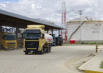 YPFB programa el despacho 1,4 millones de litros de diésel para reforzar provisión en La Paz y El Alto