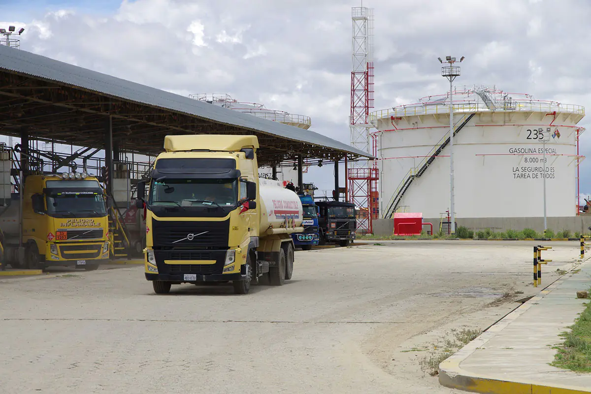YPFB programa el despacho 1,4 millones de litros de diésel para reforzar provisión en La Paz y El Alto