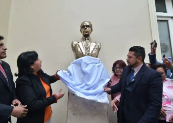 La Asamblea Legislativa restituye busto de Víctor Paz Estenssoro
