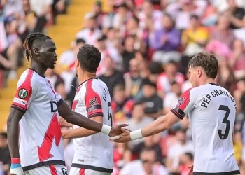 Rayo Vallecano pone un pie en semis de Conference tras ganar al AEK