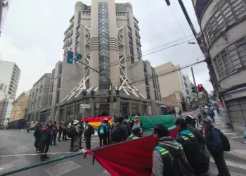 Trabajadores de Emaverde bloquearon algunas vías del centro paceño. FOTO: GAMLP