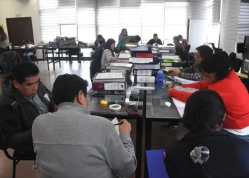 Funcionarios alistan la documentación de la gestión municipal. FOTO: GAMLP