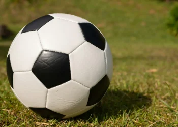 Jóvenes futbolistas sudamericanos estafados y abandonados en España