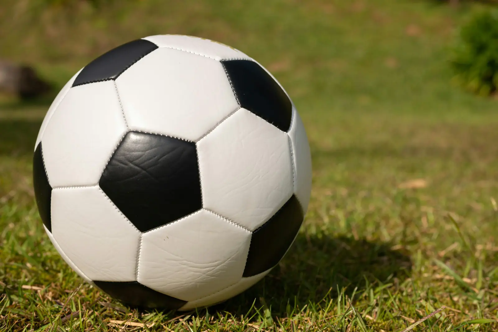 Jóvenes futbolistas sudamericanos estafados y abandonados en España