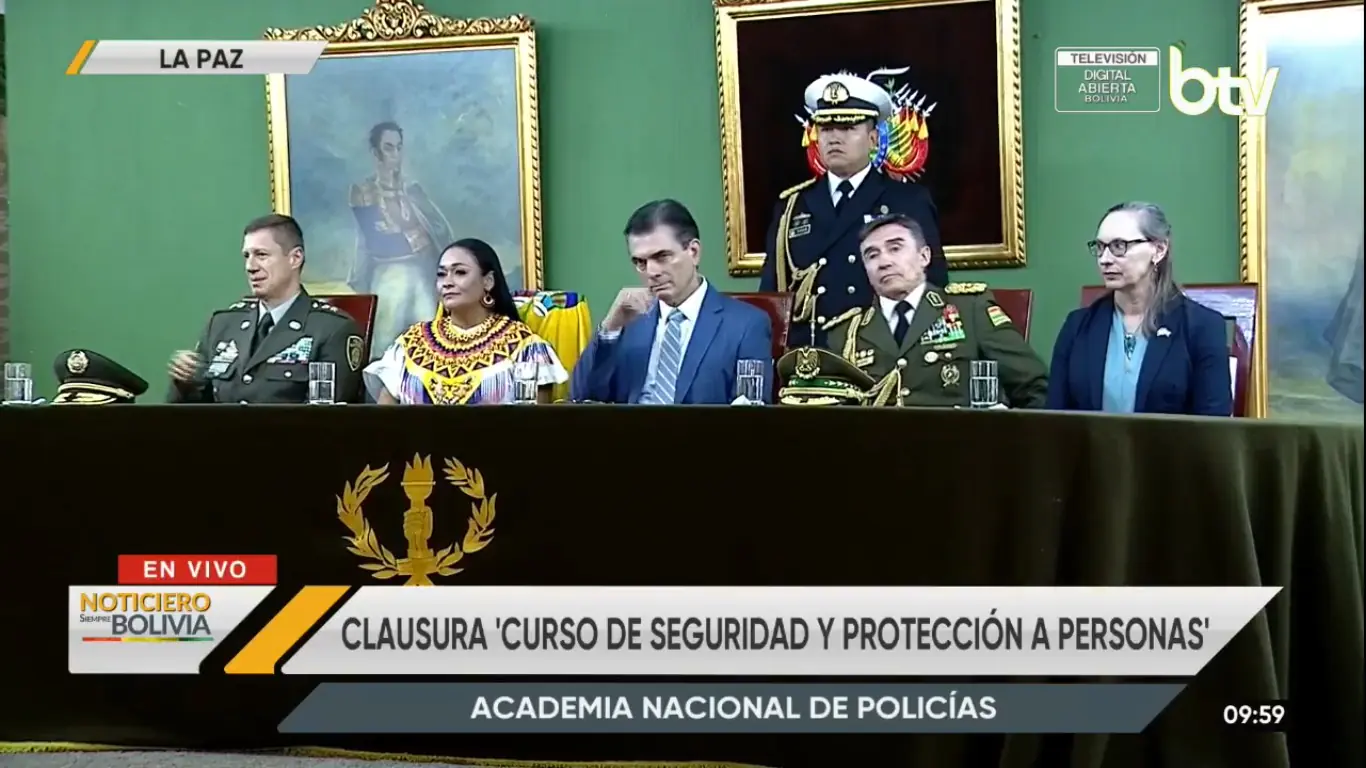 Paz entrega diplomas a 33 efectivos graduados en curso de protección de personas