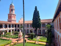 Mujer da a luz en puertas de una iglesia en Santa Cruz