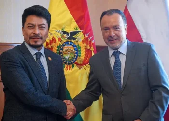 El cónsul general de Chile, Fernando Velasco, y el canciller de Bolivia, Fernando Aramayo/ Cancillería