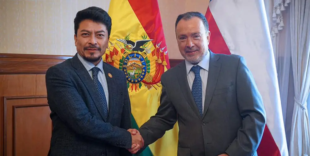 El cónsul general de Chile, Fernando Velasco, y el canciller de Bolivia, Fernando Aramayo/ Cancillería