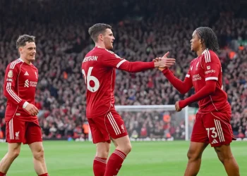 Liverpool muestra mejor cara ante Fulham (2-0) antes de recibir al PSG