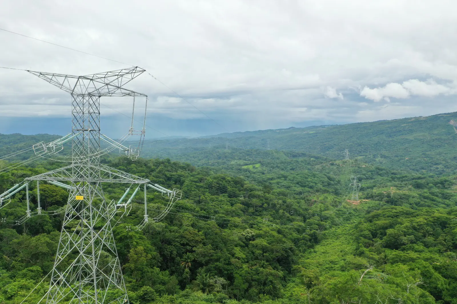 Bolivia elimina monopolio estatal en el mercado eléctrico