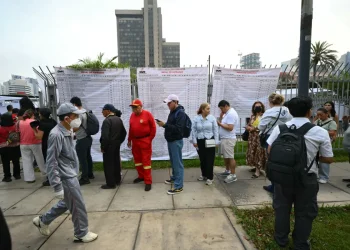 La gente acude a los centros de votación/AFP