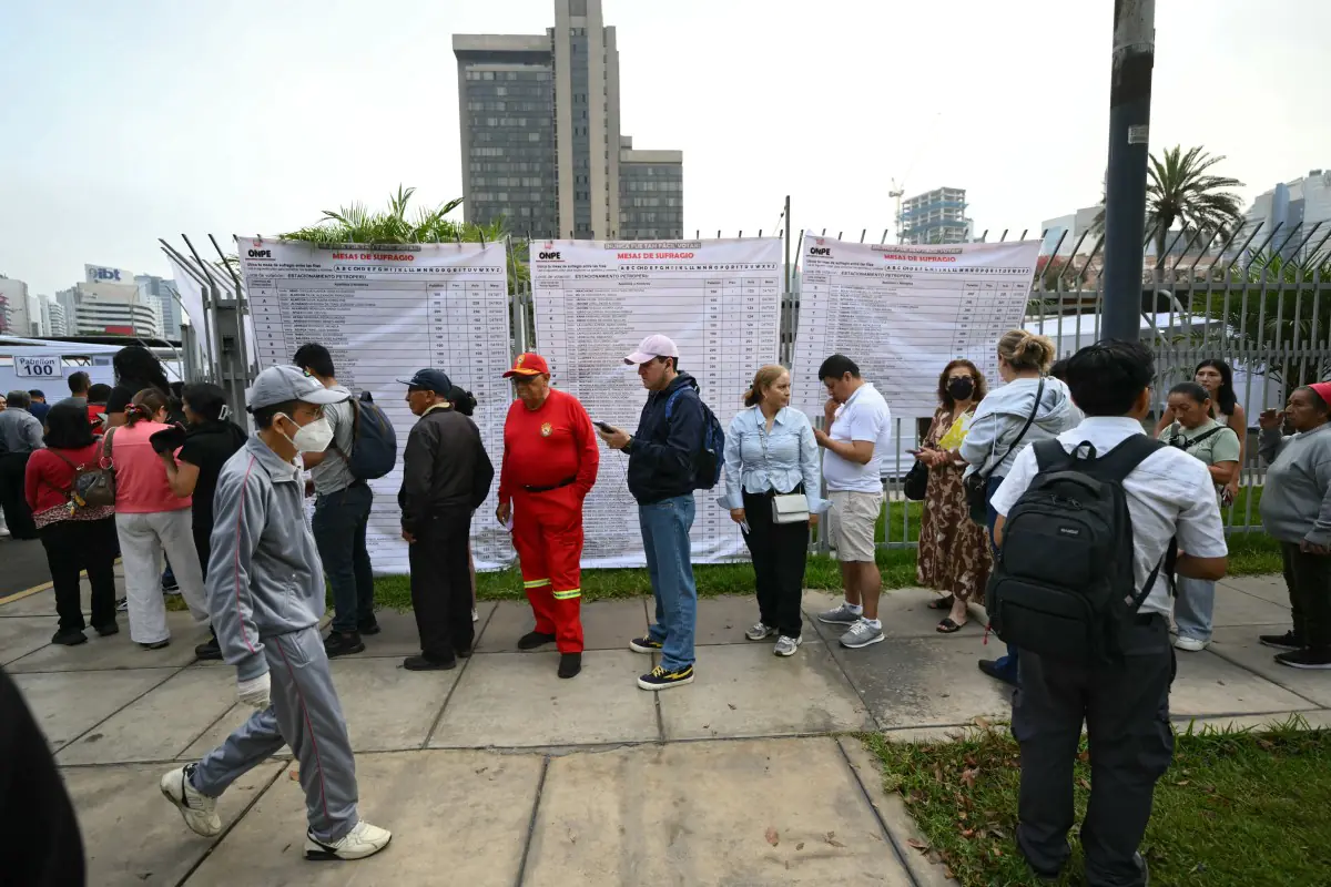 La gente acude a los centros de votación/AFP