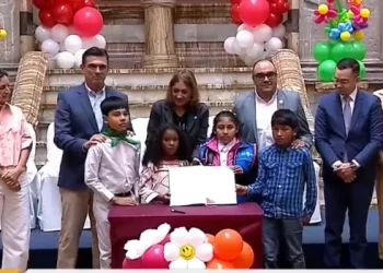 Paz y la primera dama homenajean a los niños en su día