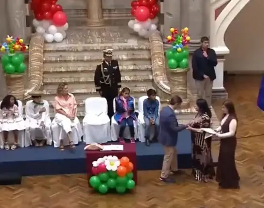 El Presidente recibe el reglamento de la norma/Captura de pantalla