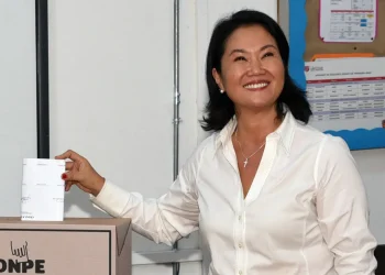 Keiko Fujimori lidera sondeos a boca de urna en convulsas presidenciales de Perú