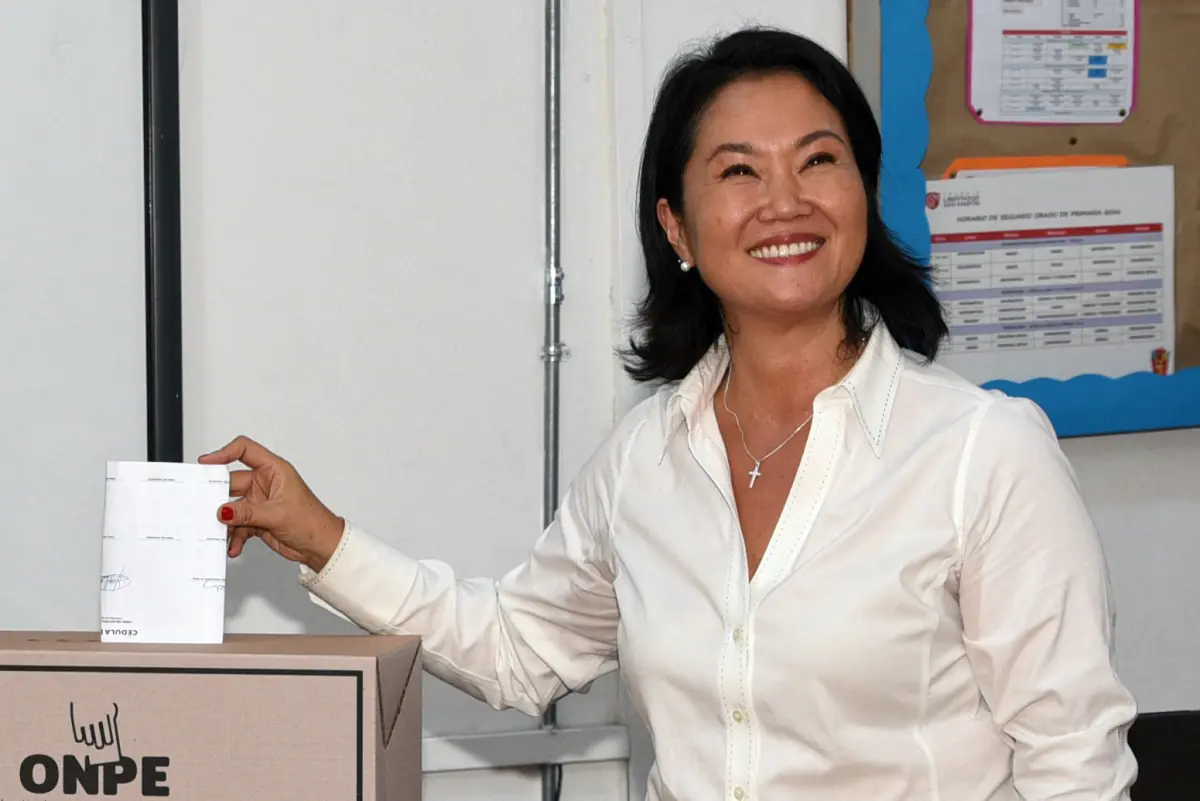 Keiko Fujimori lidera sondeos a boca de urna en convulsas presidenciales de Perú