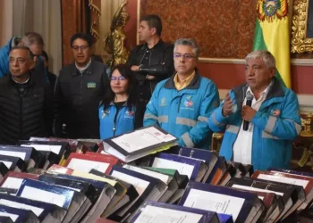 El aclalde Iván Arias y su equipo de trabajo durante la entrega de la documentación. FOTO: GAMLP