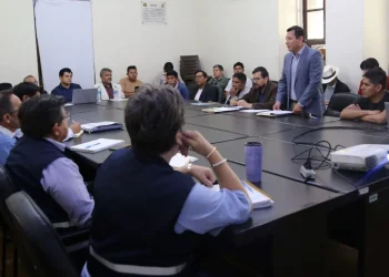 Equipos de la comisión de transición de la Gobernación de Cochabamba. FOTO: GADC