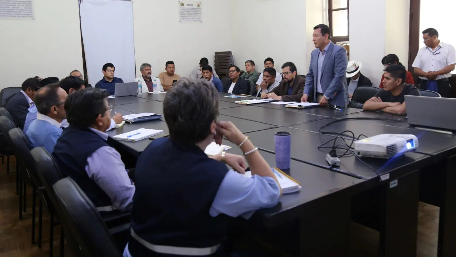 Equipos de la comisión de transición de la Gobernación de Cochabamba. FOTO: GADC