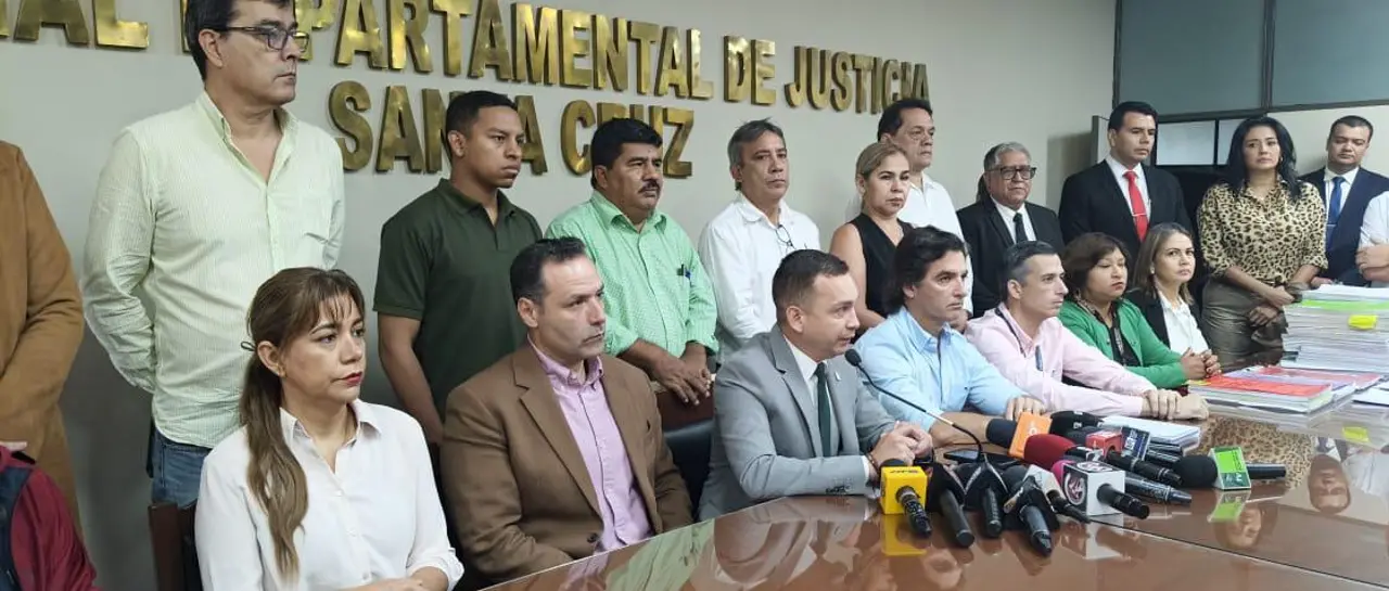 El presidente del TSJ junto a autoridades cívicas y municipales/Captura de pantalla