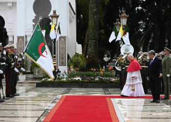 El Papa en su arribo a Argel/AFP