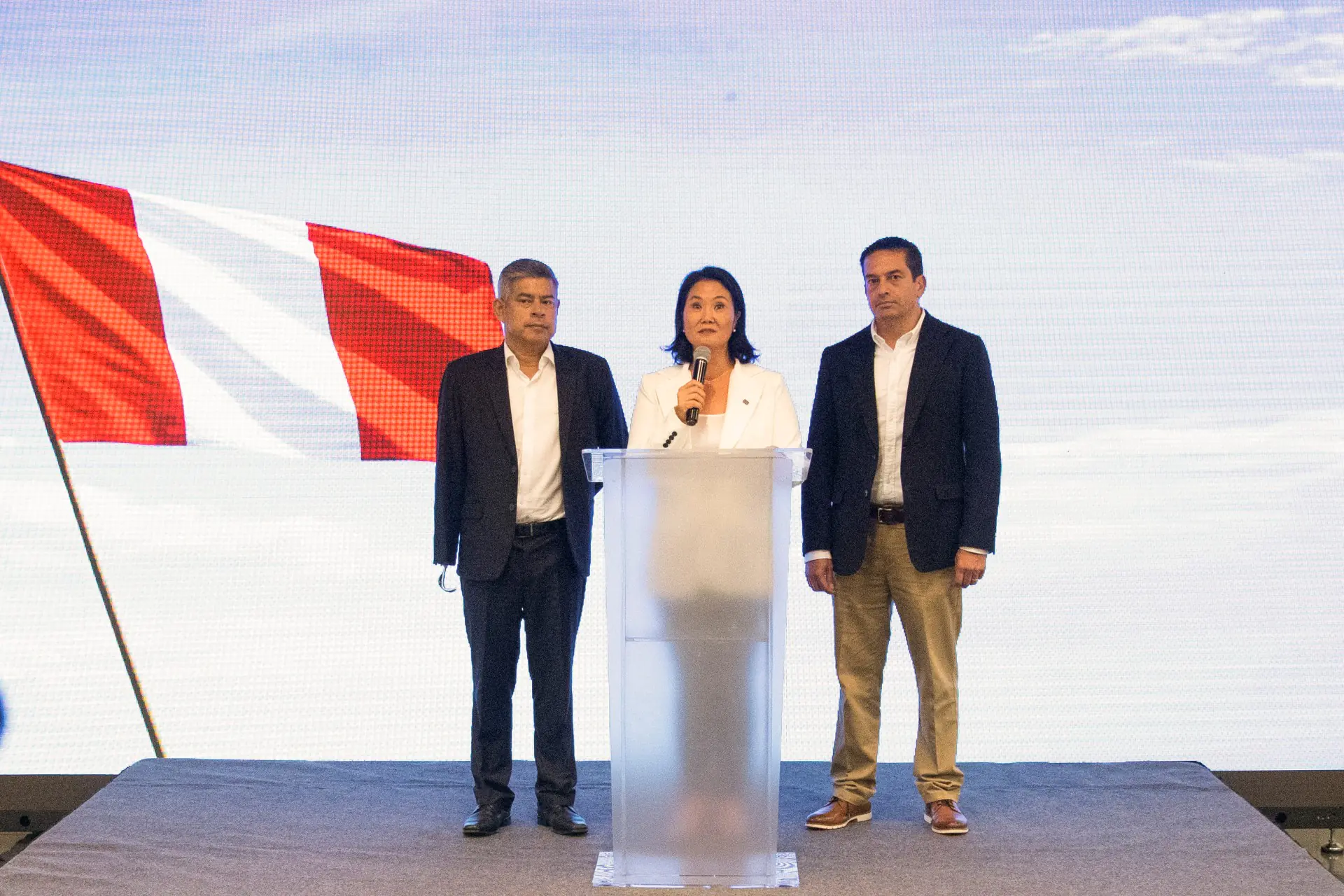 La candidata presidencial peruana del partido Fuerza Popular, Keiko Fujimori, agradece el apoyo/AFP