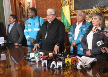 El alcalde Iván Arias junto a representantes de la Iglesia Católica. FOTO: GAMLP