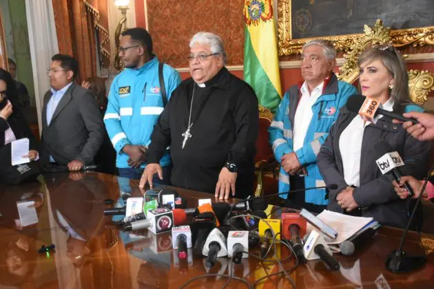 El alcalde Iván Arias junto a representantes de la Iglesia Católica. FOTO: GAMLP