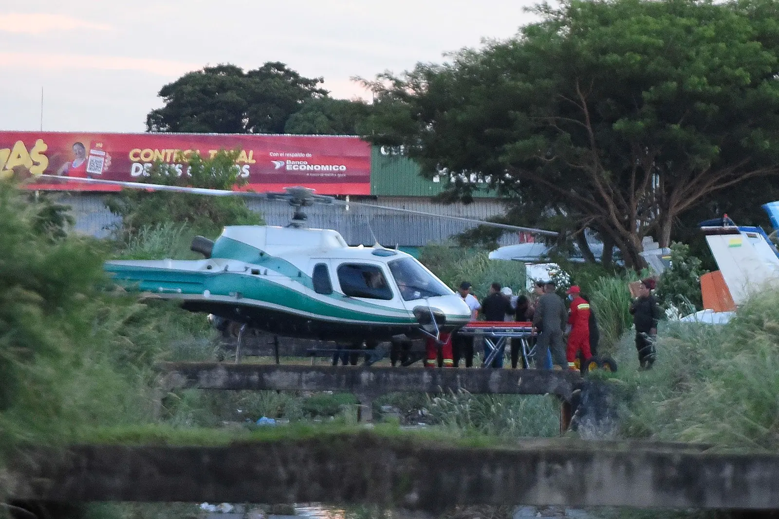 Llega a Santa Cruz uno de los dos cuerpos de los pilotos accidentados