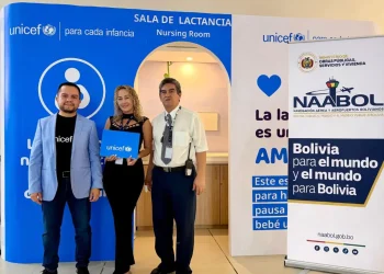 Representantes de Unicef Bolivia y Naabol en la inauguración de la sala de lactancia materna. FOTO: Naabol