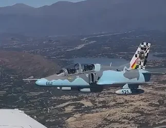 Escoltado por aeronaves K-8, Paz destaca a las Fuerzas Armadas en aniversario de Tarija
