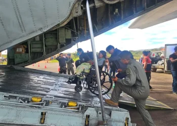 Avión de la Fuerza Aérea evacúa heridos desde Apolo