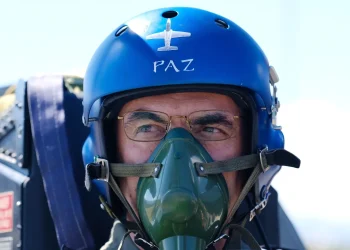 Paz sobrevuela Tarija en aeronave K-8 de las Fuerzas Armadas