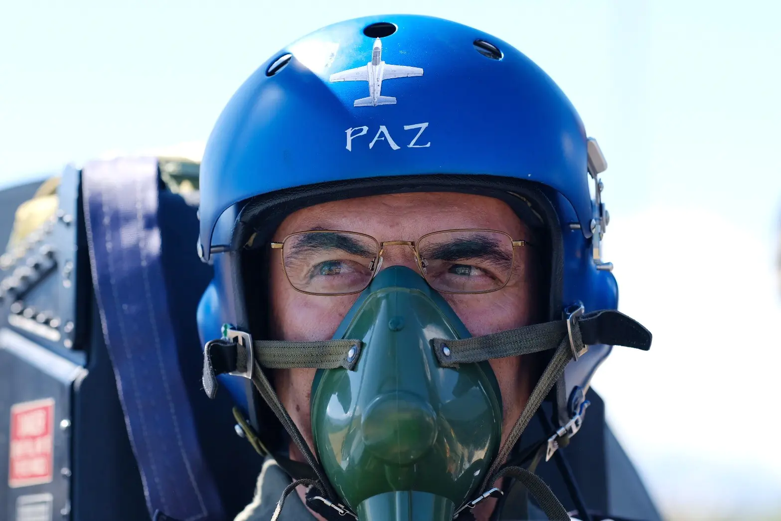 Paz sobrevuela Tarija en aeronave K-8 de las Fuerzas Armadas