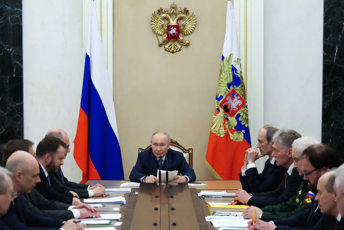 El mandatario ruso en un reunión con sus colaboradores/AFP