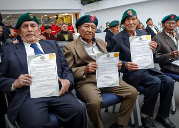 Diputados rinden homenaje a excombatientes que participaron en la captura del Che