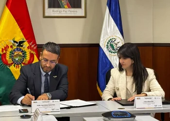 Cielos abiertos: Bolivia y El Salvador firman acuerdo aeronáutico