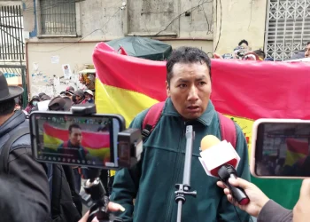 Afines a Yahuasi instalan vigilia en el TDJ de La Paz durante audiencia