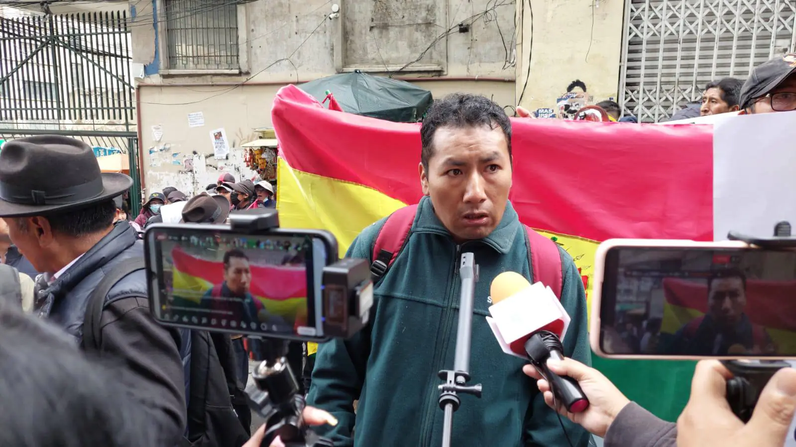 Afines a Yahuasi instalan vigilia en el TDJ de La Paz durante audiencia