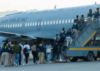 Chile expulsa a 12 bolivianos en vuelo de deportación de migrantes irregulares
