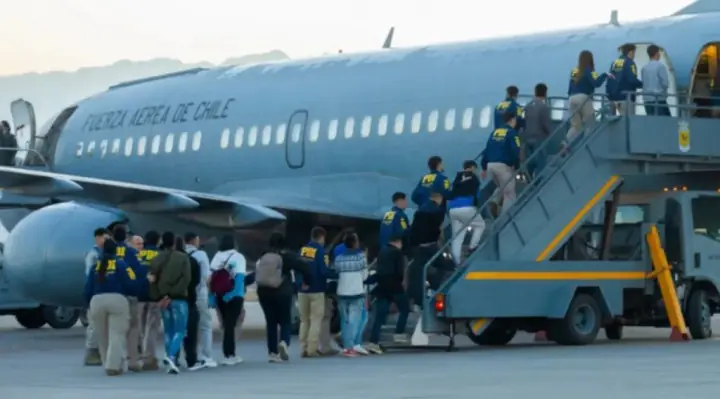 Chile expulsa a 12 bolivianos en vuelo de deportación de migrantes irregulares