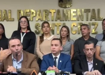 Romer Saucedo dio el informe junto a cívicos y autoridades cruceñas/Captura de pantalla
