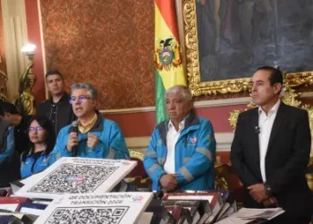 El alcalde de La Paz, Iván Arias, y el alcalde electo, César Dockweiler. FOTO: GAMLP
